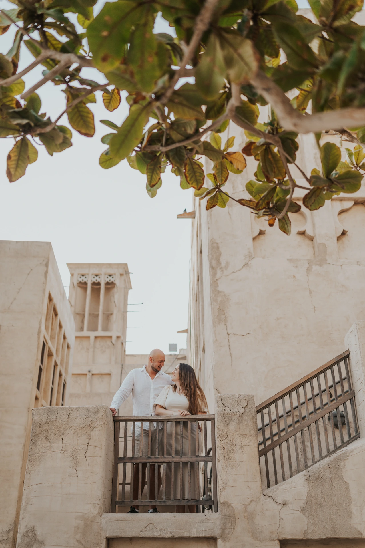 Sesión de fotos de pareja en Dubái en Al Seef, el Dubái antiguo.