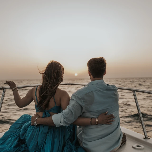 fotografo proposta matrimonio Dubai Proposta di matrimonio a Dubai su uno yacht, con il sole che tramonta sullo sfondo, immortalata in modo romantico da un fotografo.