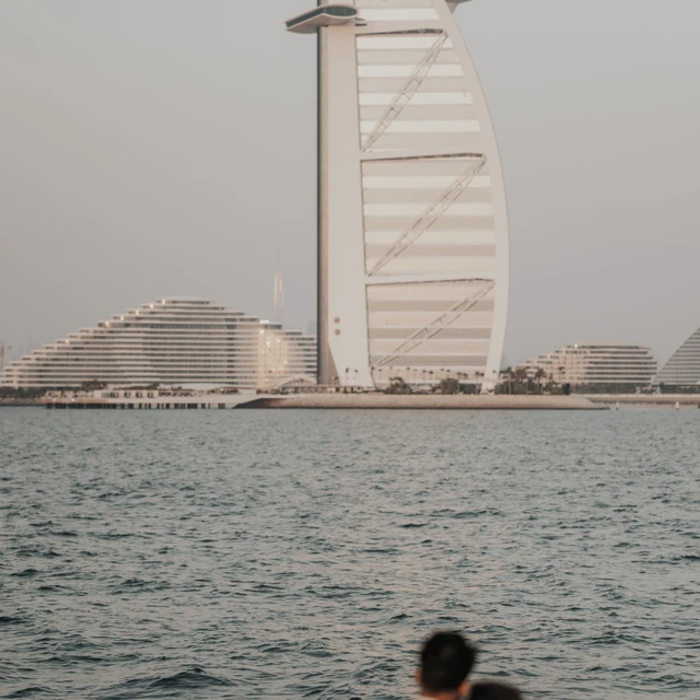 Fotografo proposta matrimonio Dubai Una coppia ripresa da un fotografo a Dubai durante la loro proposta di matrimonio, sulla spiaggia vicino al Burj Al Arab.