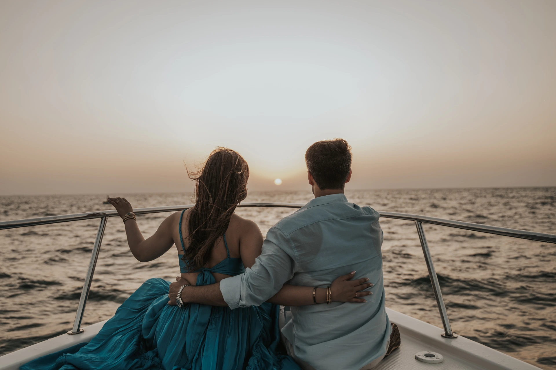 Ein Paar, das während seines Heiratsantrags am Strand beim Burj Al Arab in Dubai von einem Fotografen festgehalten wird.