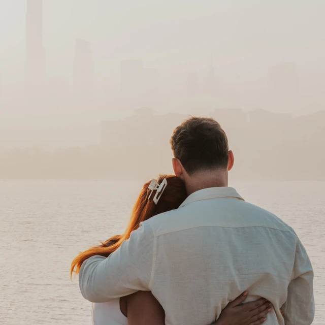 Fotograf für Heiratsanträge Dubai Ein Paar, das sich innig umarmt, nachdem sie beim Heiratsantrag „Ja“ gesagt hat – der Fotograf hat die Essenz von Liebe und Verbundenheit festgehalten.