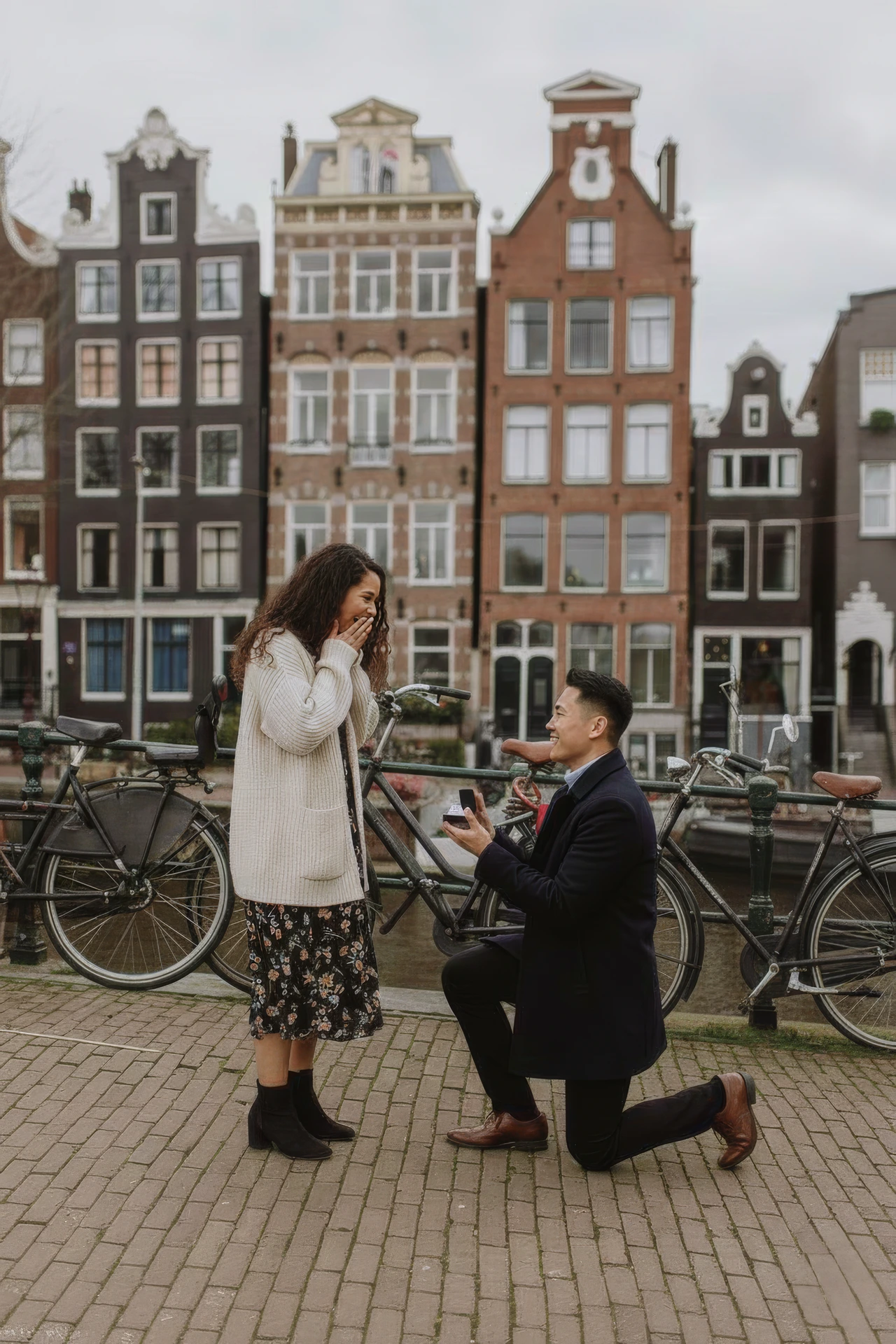 Huwelijksaanzoek fotograaf Amsterdam Huwelijksaanzoek in Amsterdam vastgelegd door een huwelijksaanzoek fotograaf bij de grachten