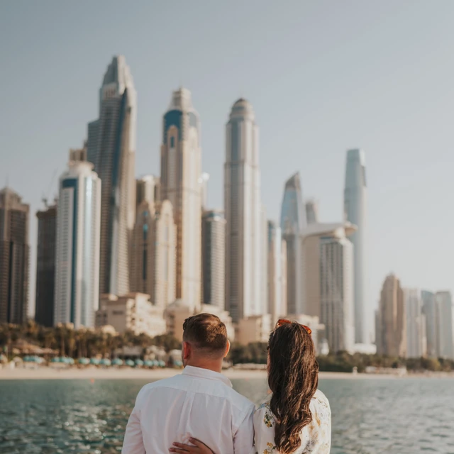 Huwelijksaanzoek fotograaf Dubai Koppel dat uitkijkt over het water na hun huwelijksaanzoek in Dubai, met op de achtergrond Dubai Marina.