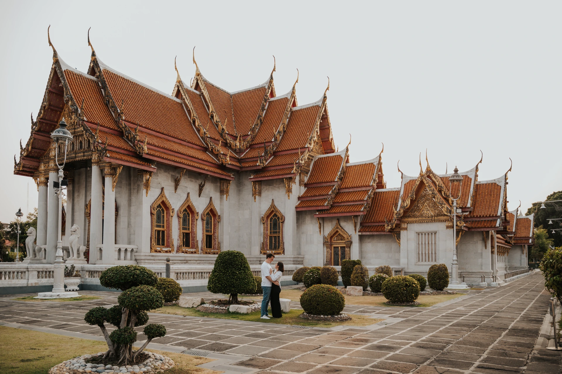 Stel naast Wat Benchamabophit, de marmeren tempel in Bangkok