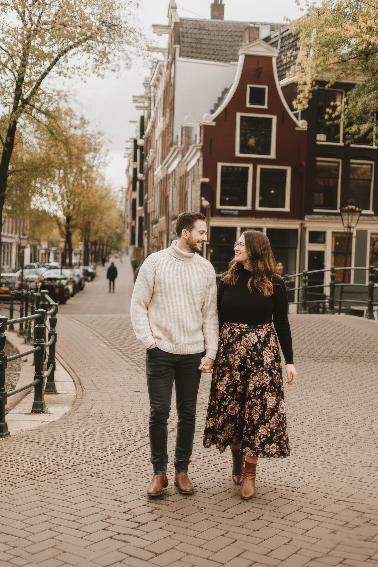 Koppel fotoshoot in Amsterdam Een stel dat door de straten van Amsterdam loopt tijden hun koppel fotoshoot