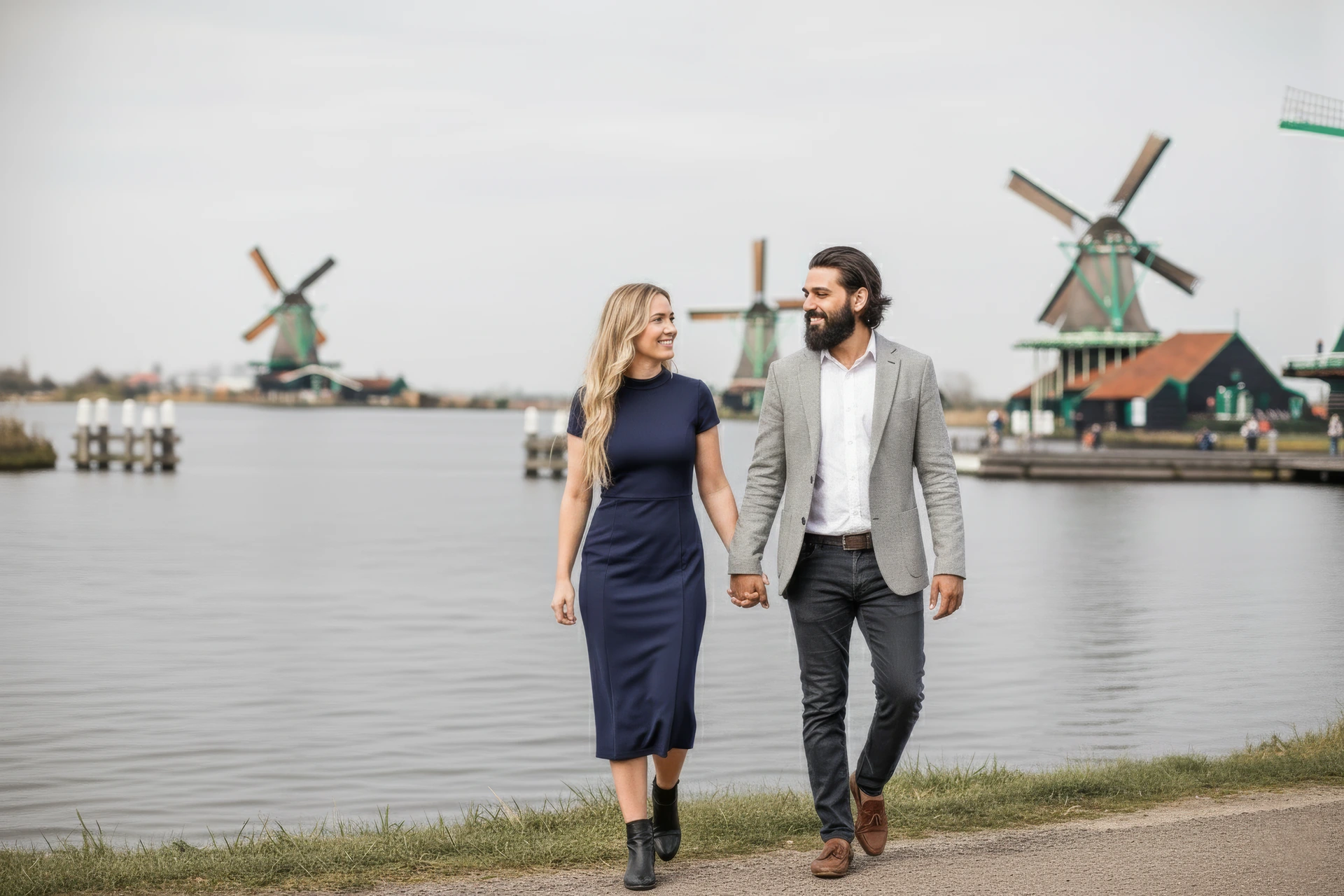 Koppel fotoshoot in Amsterdam Een stel dat elkaars handen vasthoud tijden een koppel fotoshoot bij de Zaanse Schans in Amsterdam