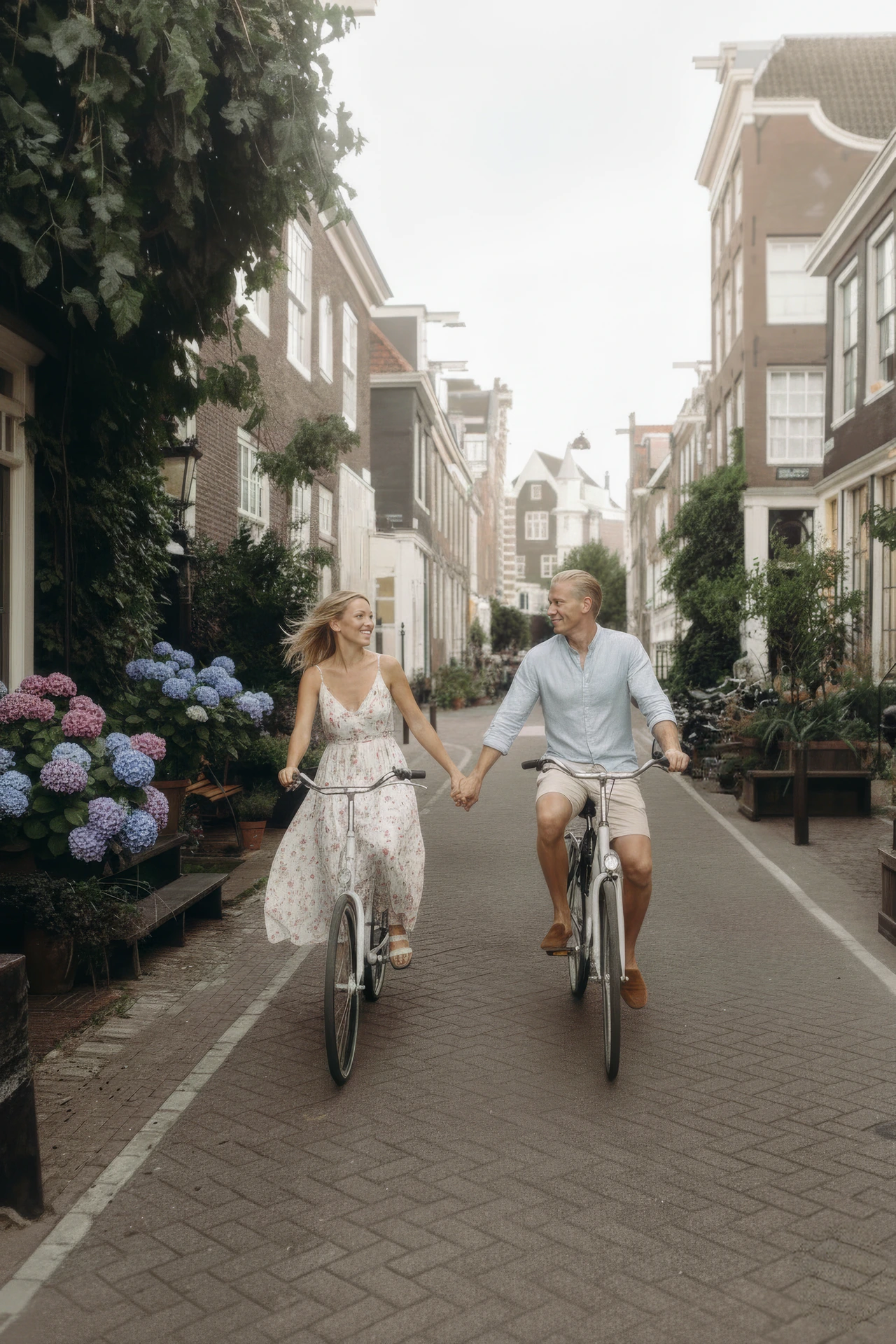 Koppel fotoshoot in Amsterdam Een koppel dat door de straten van Amsterdam fietst tijden hun koppel fotoshoot