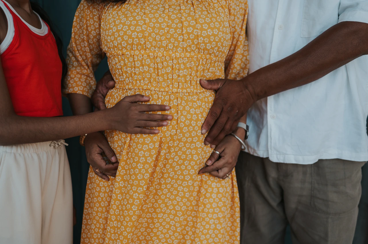 Family hands around the baby bump | Lisbon family and maternity photoshoot A close detail of the family’s hands resting together on the mother’s belly during their family and maternity photoshoot in Lisbon.