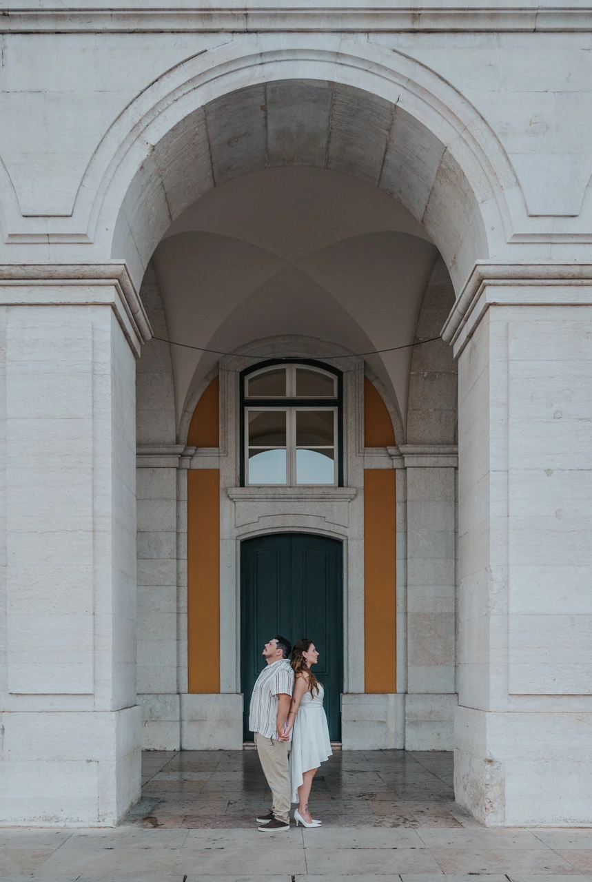 Sesión de fotos en Lisboa en Praça do Comércio Sesión de fotos bajo los soportales de Praça do Comércio en Lisboa