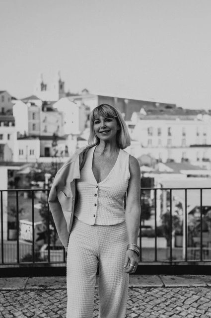 A Portas do Sol portrait in black and white | Lisbon solo photoshoot A black-and-white portrait of the woman with her jacket over one shoulder at Portas do Sol during her solo photoshoot in Lisbon.