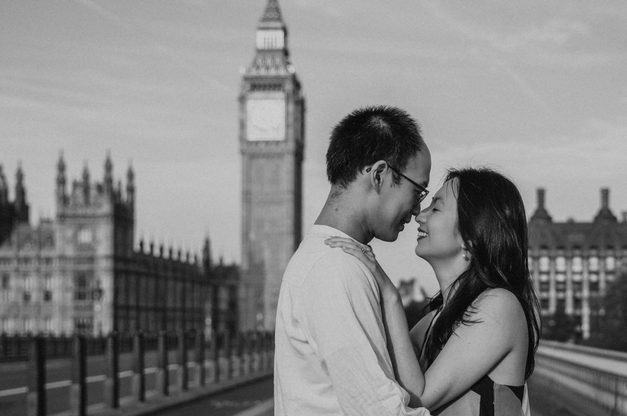 Black-and-white London couple photoshoot close to Big Ben Black-and-white close portrait of the couple face to face, with Big Ben behind them, from their London couple photoshoot.