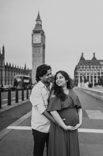 London maternity photoshoot on Westminster Bridge in black and white Black-and-white portrait of the couple looking at each other on Westminster Bridge during a London maternity photoshoot.