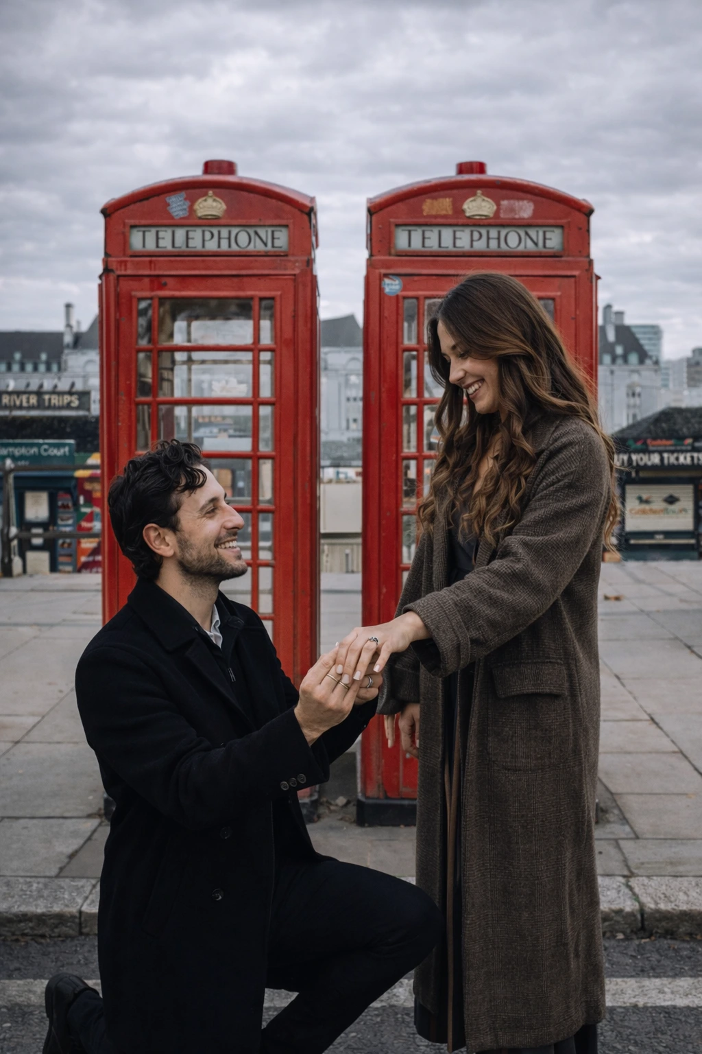 Couple photoshoot London Couple posing under an arch near the Thames with Big Ben in the background during their couple photoshoot