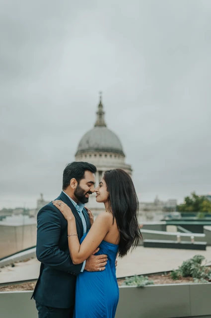 London proposal photoshoot: an embrace on the One New Change rooftop The couple embracing on the One New Change rooftop, with St Paul’s Cathedral behind them during their London proposal photoshoot.