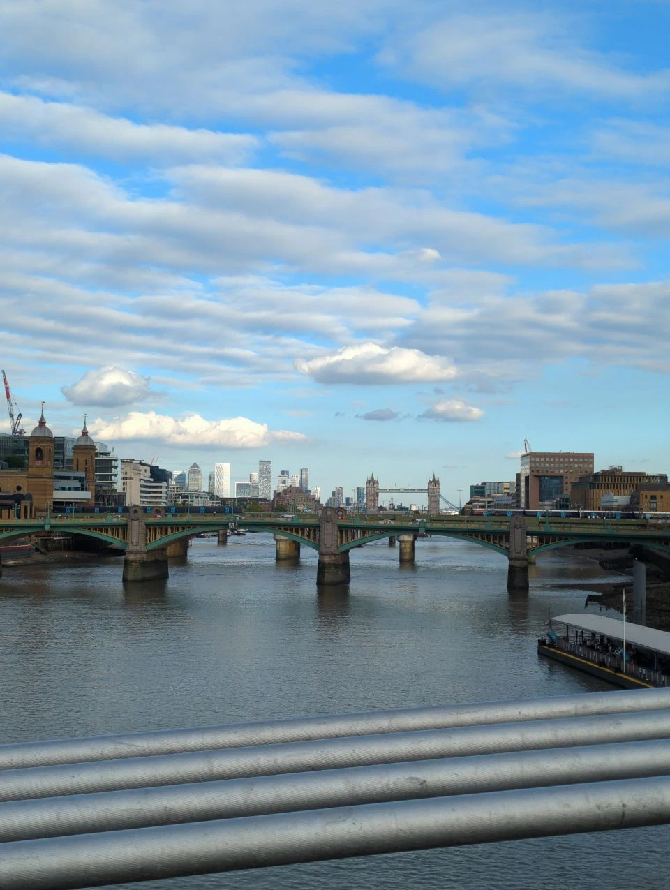 Widok Tamizy z Millennium Bridge z mostami i miejskimi budynkami