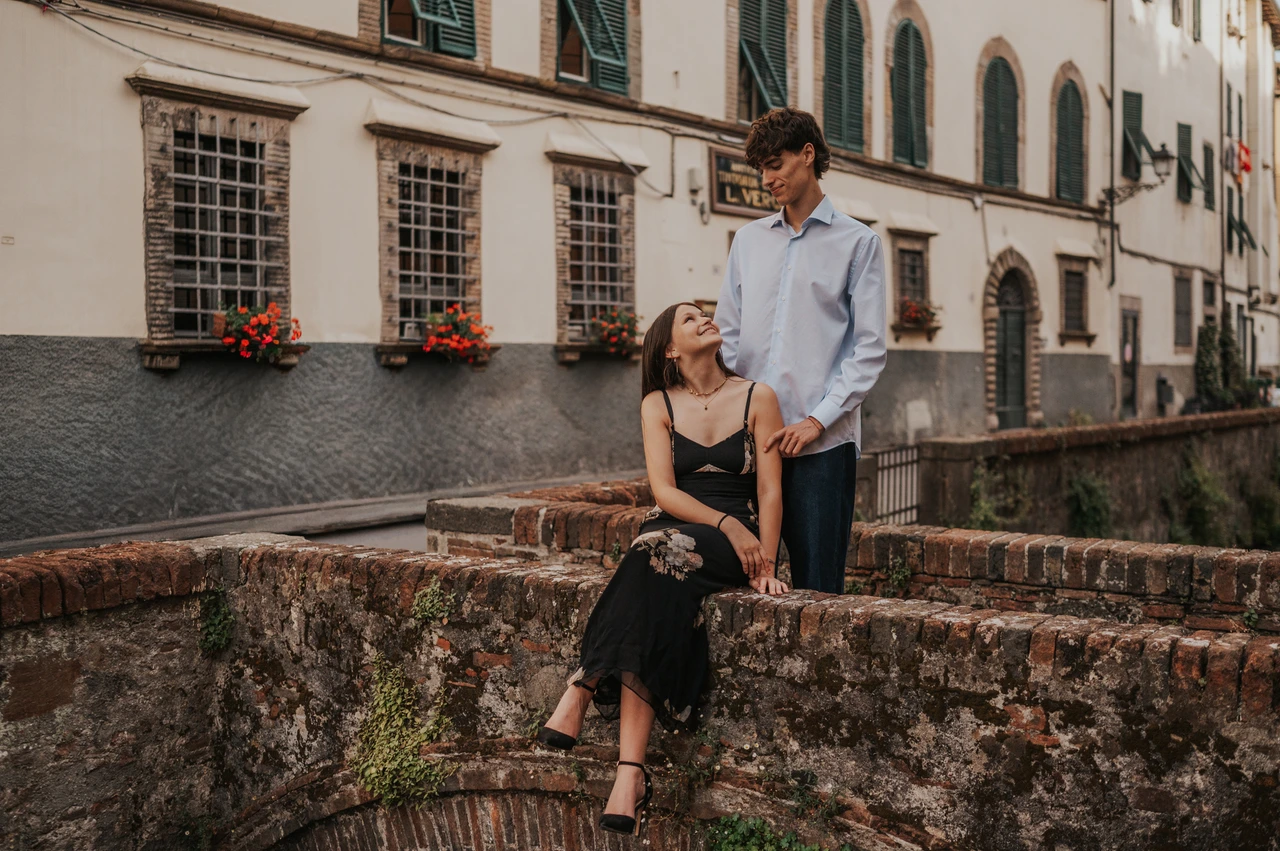Lucca anniversary photoshoot beside the canal and green shutters Alice and Pablo share a portrait on the small brick bridge beside Via del Fosso’s shuttered buildings. From Alice and Pablo’s Lucca anniversary photoshoot.