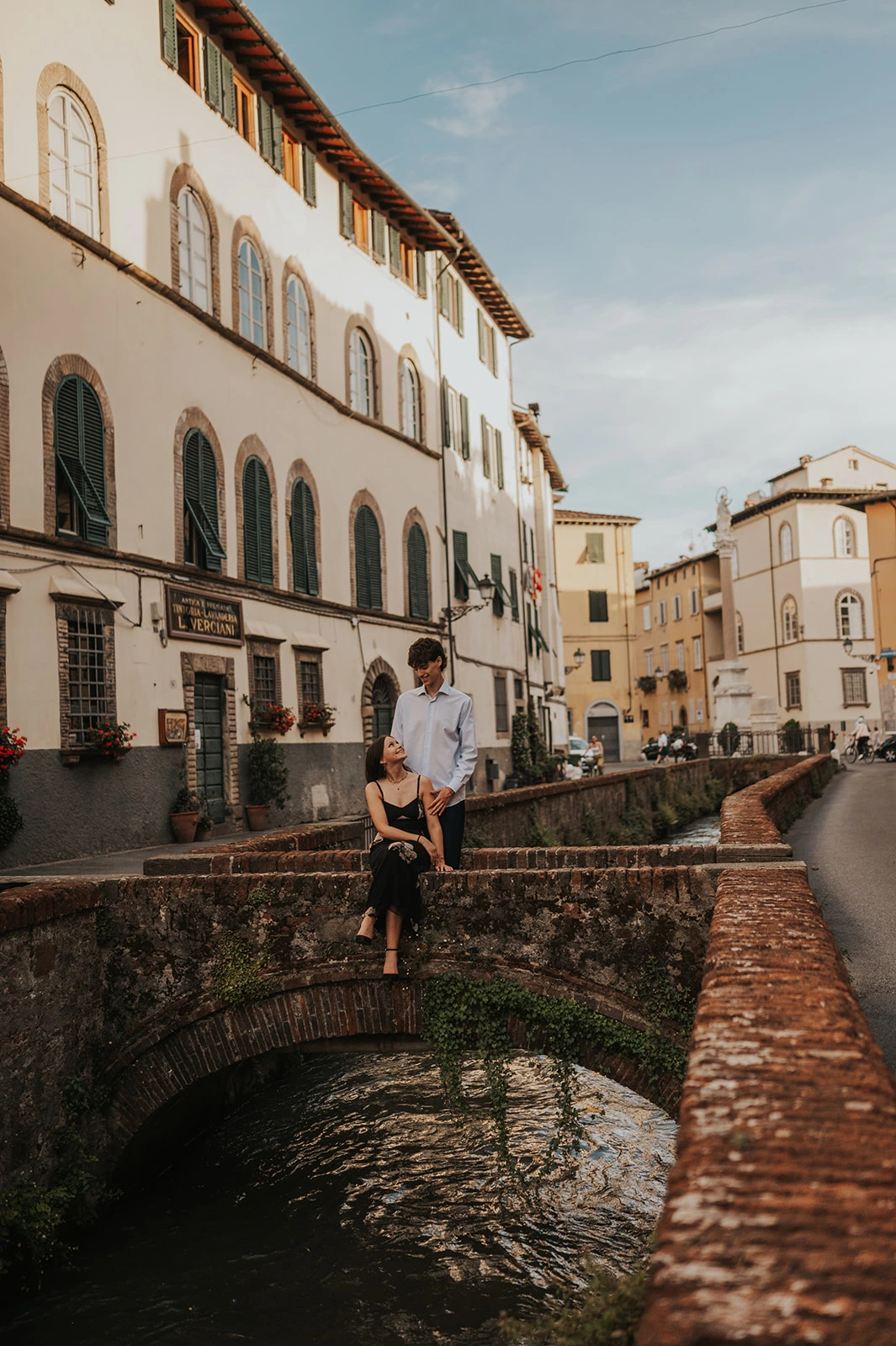 A Lucca setting for a relaxed couple photoshoot