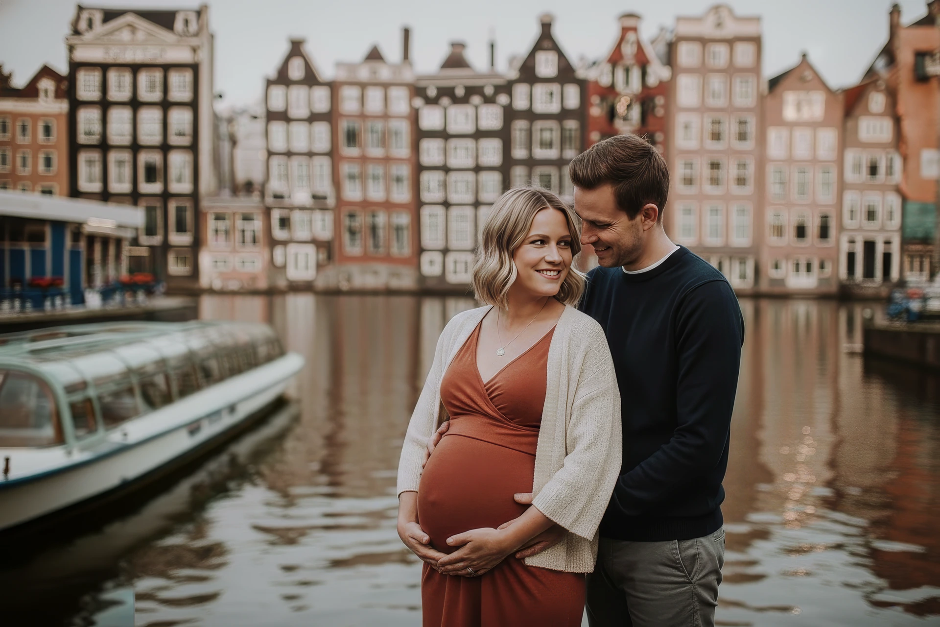 Maternity photoshoot Amsterdam A maternity photoshoot in Amsterdam with the Damrak Waterfront as a backdrop