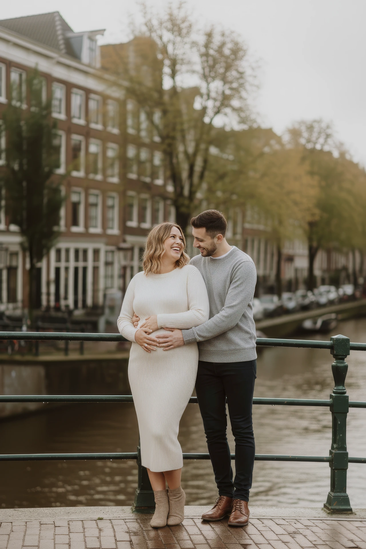 Maternity photoshoot Amsterdam A couple doing a maternity photoshoot in Amsterdam by the canals
