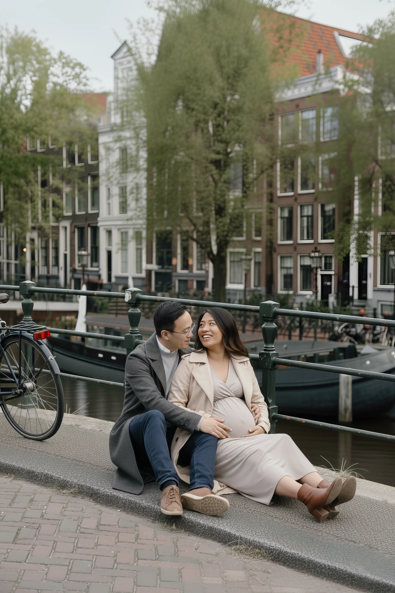 Maternity photoshoot Amsterdam A couple sitting next to a canal in Amsterdam doing a maternity photoshoot