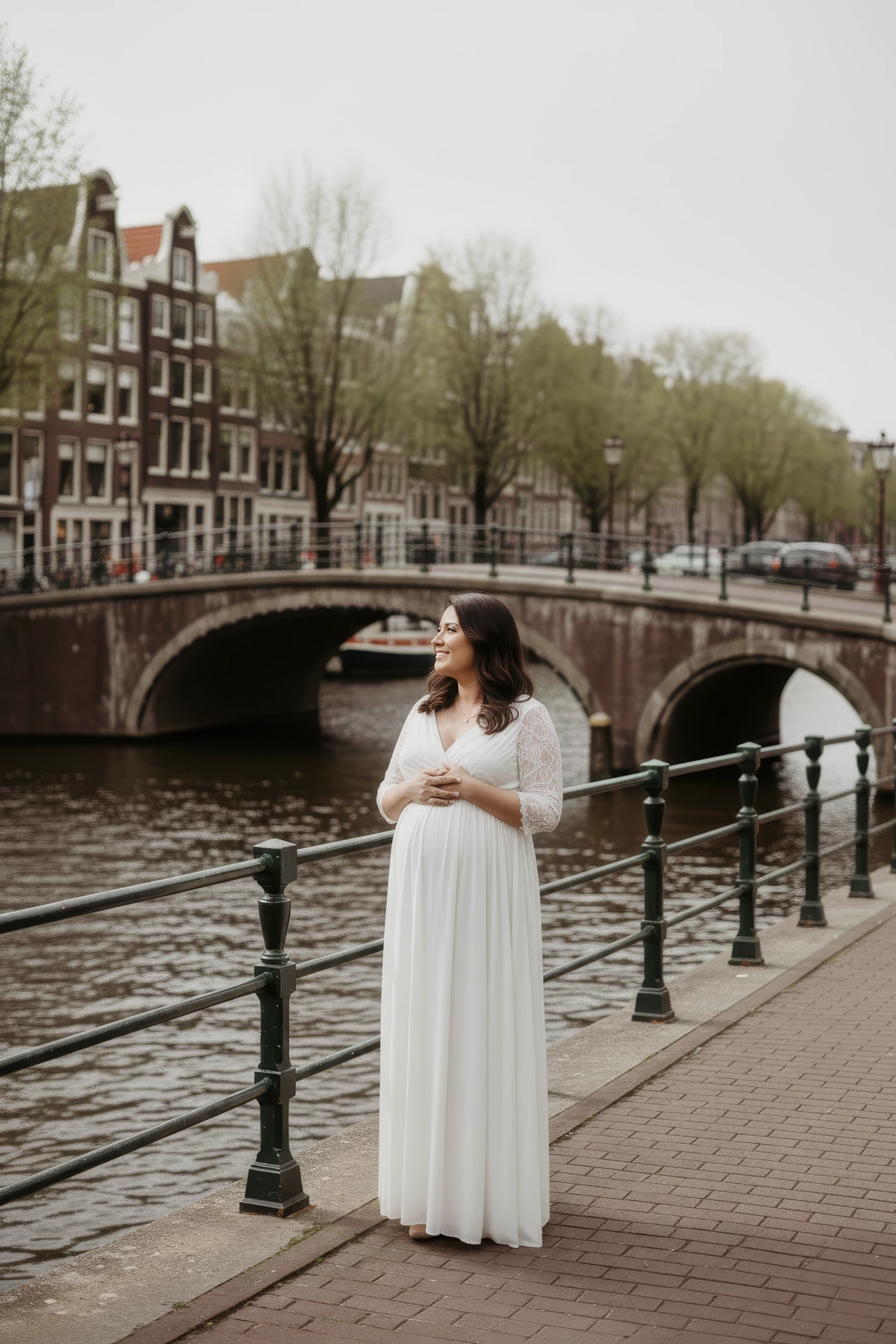 A maternity photoshoot of a woman next to the canals in Amsterdam