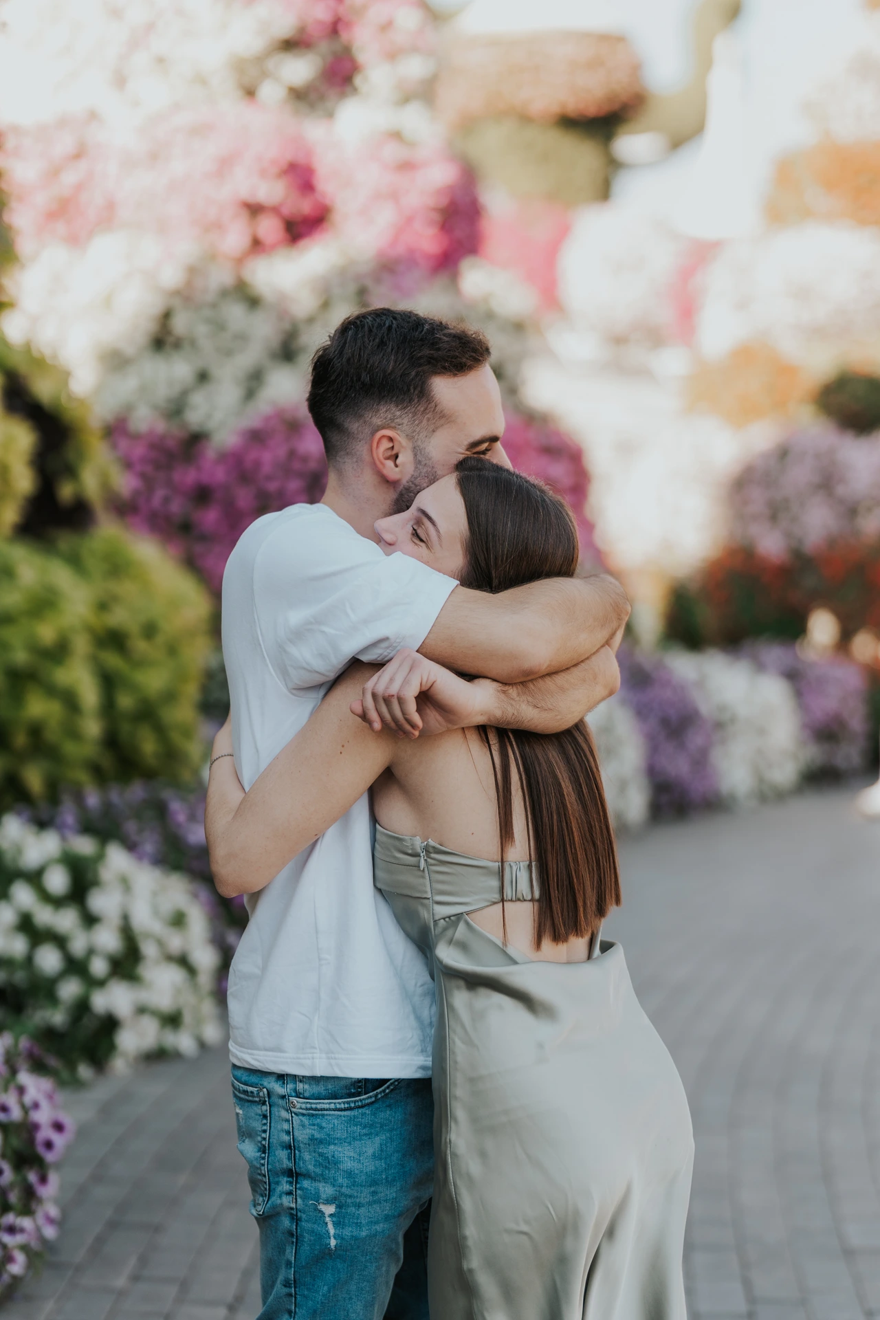 Miracle Garden proposal Dubai planning Proposal photoshoot scene in Dubai Miracle Garden featuring vibrant flowers, open walkways, and a romantic atmosphere.