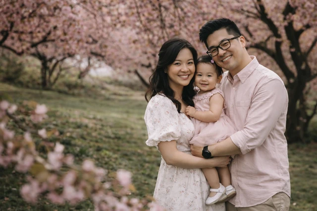 Eine Fotoshooting-Szene in New York, festgehalten in einem natürlichen und eleganten Stil.