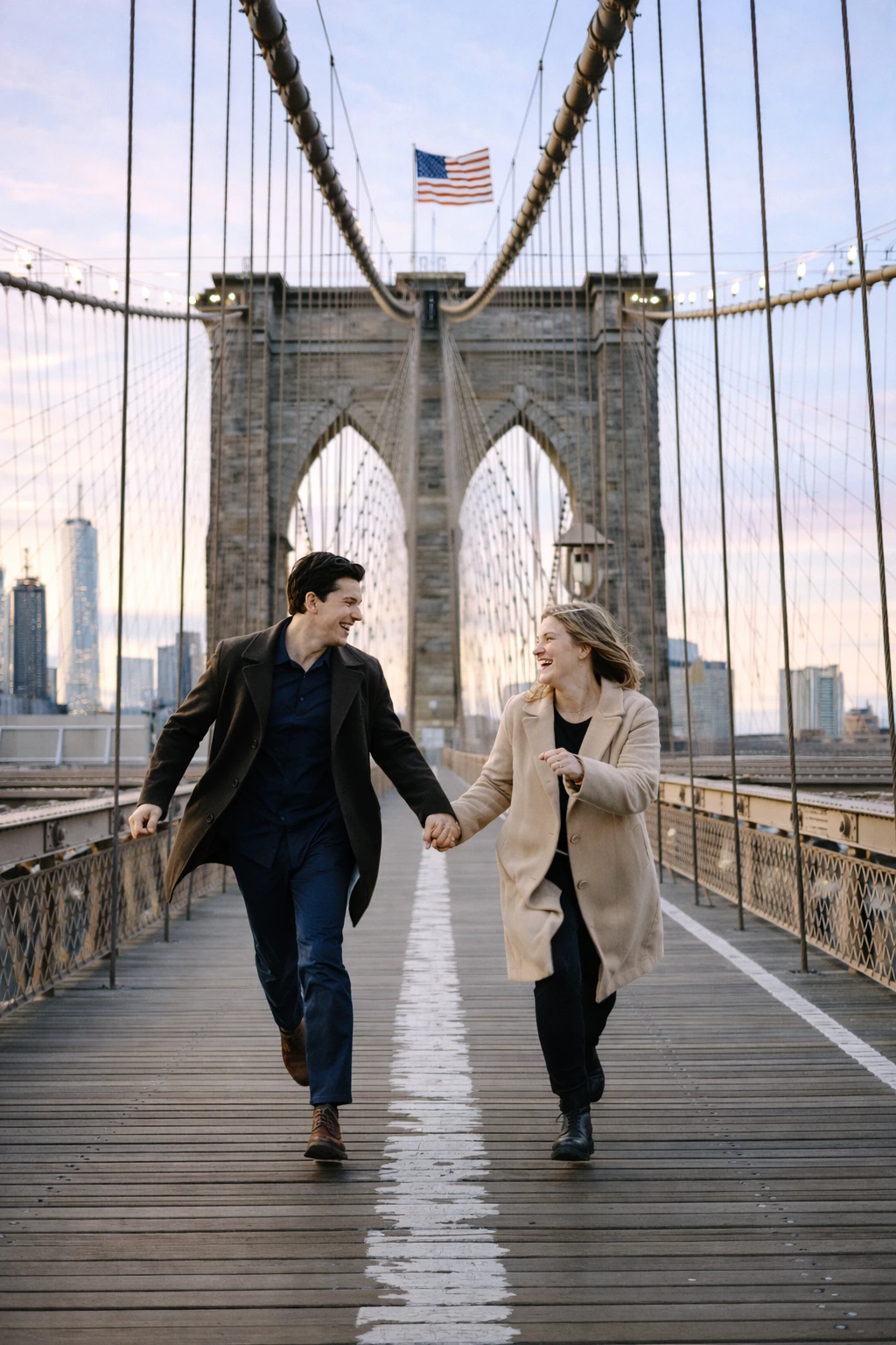 Une séance photo à New York près de Brooklyn Bridge & DUMBO, capturée dans un style naturel et élégant.