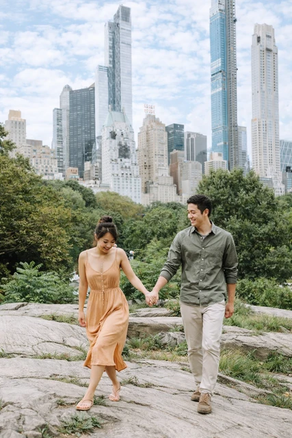 Eine Fotoshooting-Szene in New York, festgehalten in einem natürlichen und eleganten Stil.