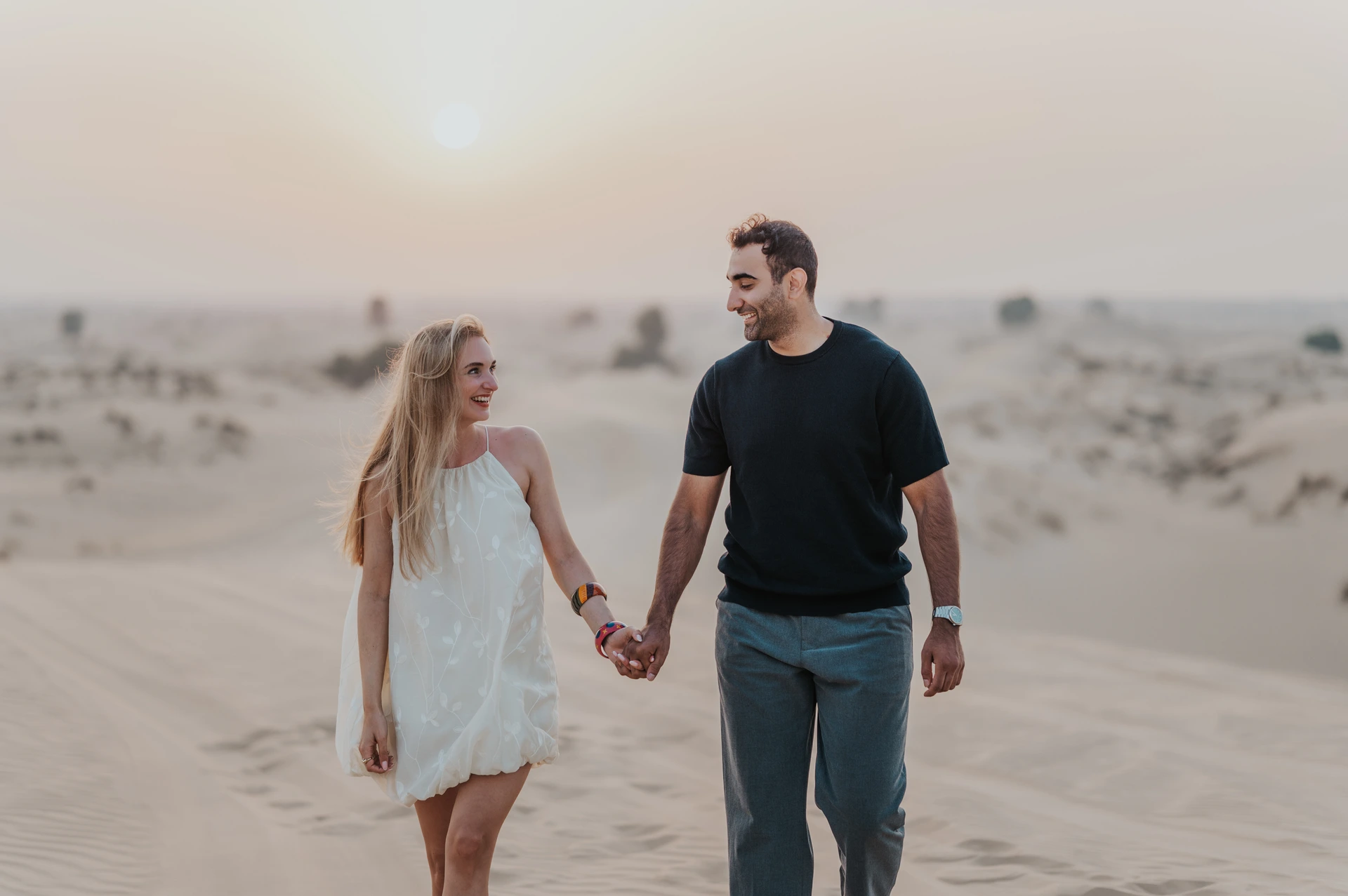 Paarfotoshooting in Dubai in den Dünen von Dubai.