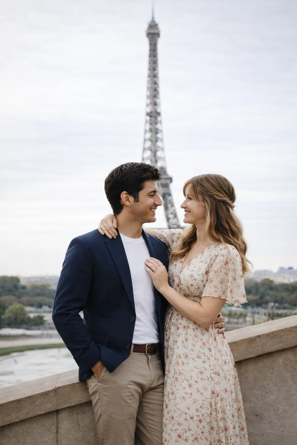 Una pareja con la torre Eiffel de fondo en París.