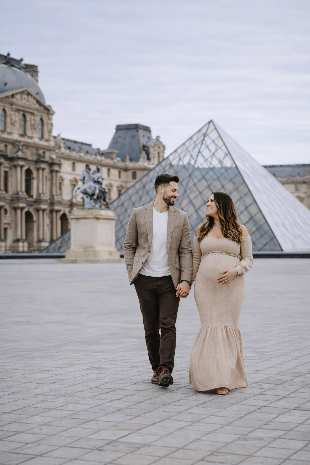 A maternity portrait beside the Louvre Pyramid in Paris A maternity portrait beside the Louvre Pyramid in Paris.