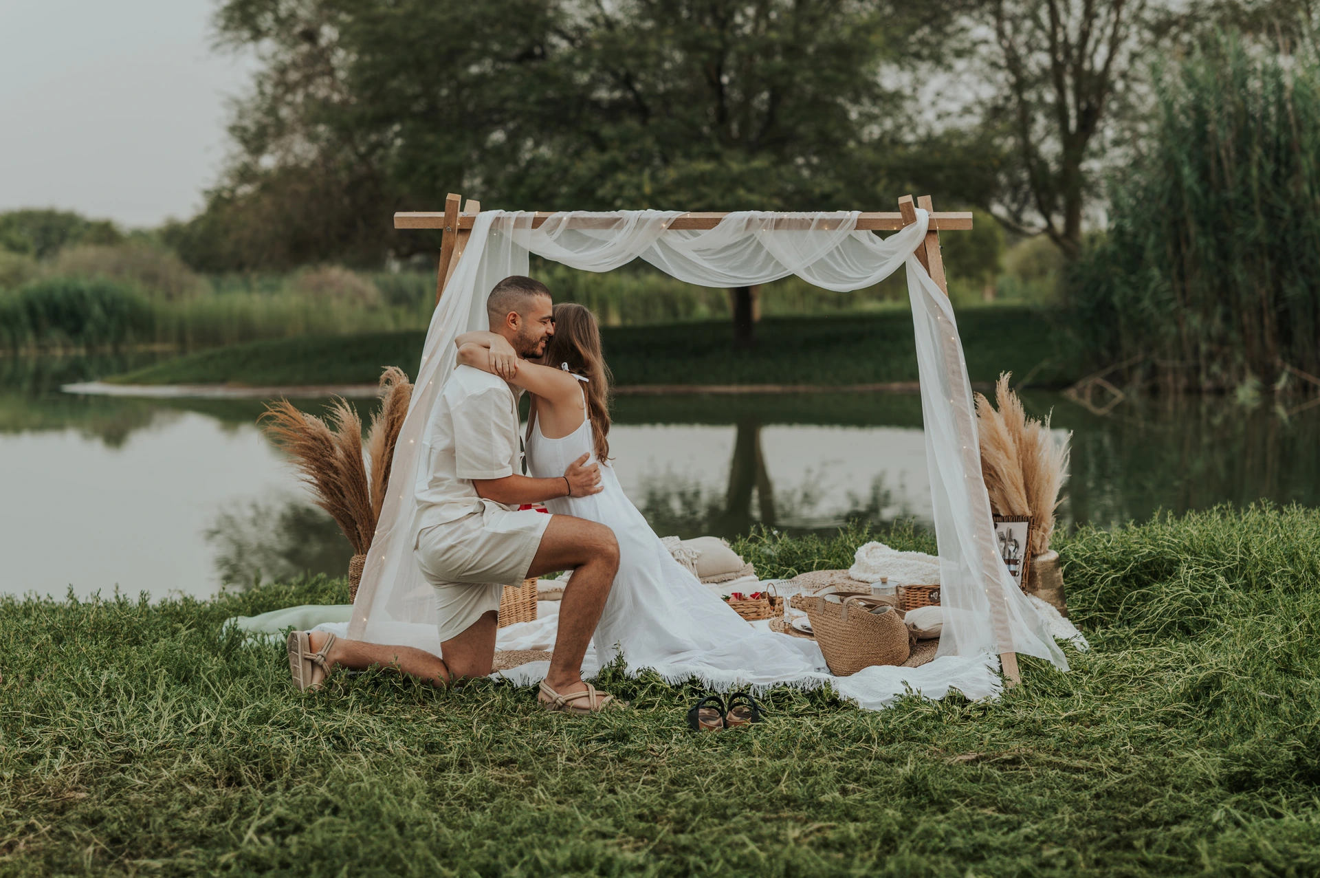 Une demande en mariage à Dubaï, au cœur de la verdure des Love Lakes, capturée par un photographe de demande en mariage.