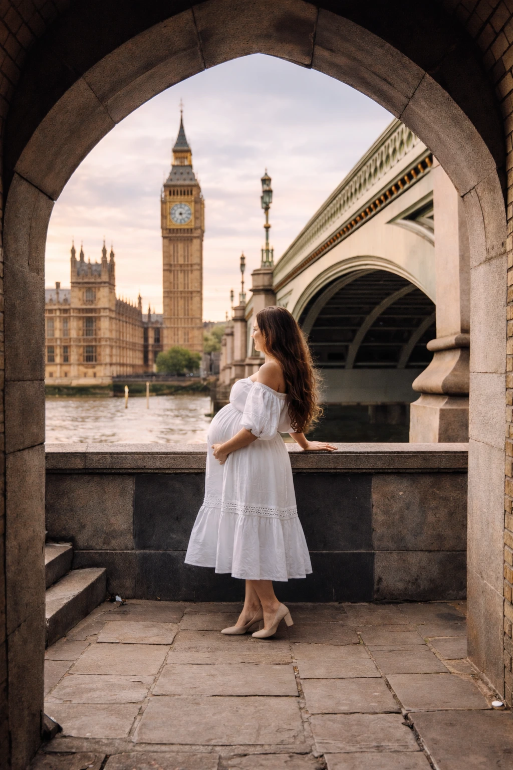 Portret ciążowy pod kamiennym łukiem z Big Benem i Westminster Bridge w tle Portret ciążowy pod kamiennym łukiem z Big Benem i Westminster Bridge w tle