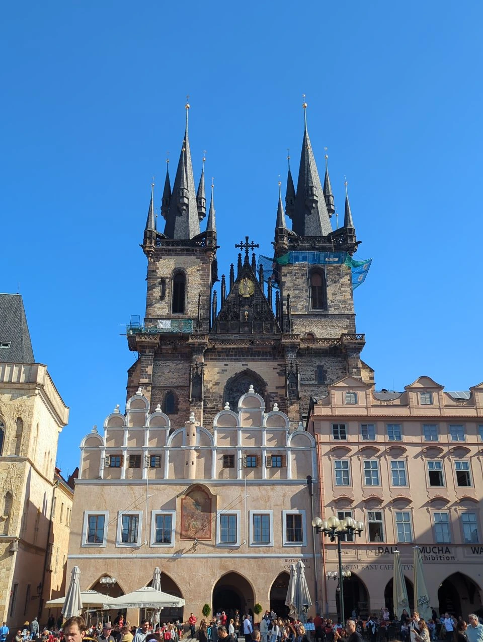 Plaza de la Ciudad Vieja e iglesia de Týn en Praga Plaza de la Ciudad Vieja e iglesia de Týn en Praga