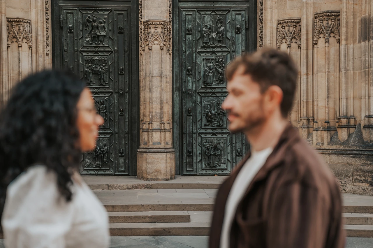 Prague anniversary photoshoot: soft-focus portrait of the couple outside the cathedral. Soft-focus portrait of the couple outside the cathedral during an anniversary couple photoshoot in Prague.