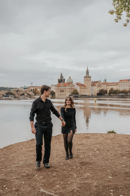 Prague couple photoshoot: couple walking towards the camera on Shooter’s Island. Couple walking towards the camera on Shooter’s Island during a couple photoshoot in Prague.