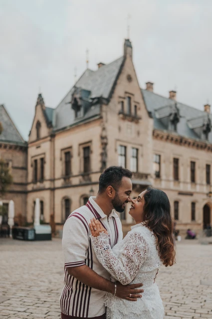 Prague couple photoshoot with a kiss in the castle courtyard Close portrait of the couple kissing in a cobbled courtyard during their couple photoshoot at Prague Castle.