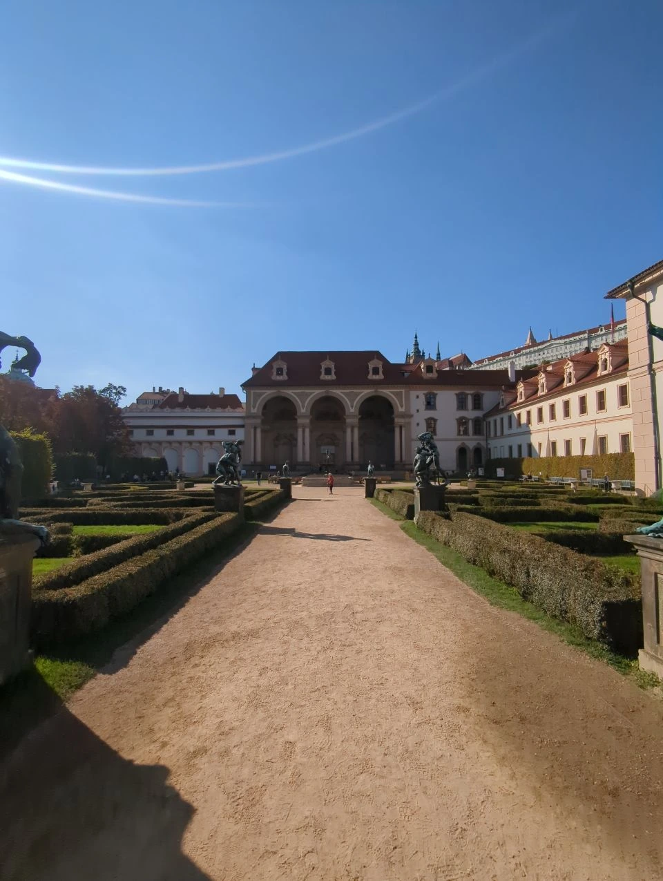 Senderos formales y arcadas del jardín Wallenstein en Praga