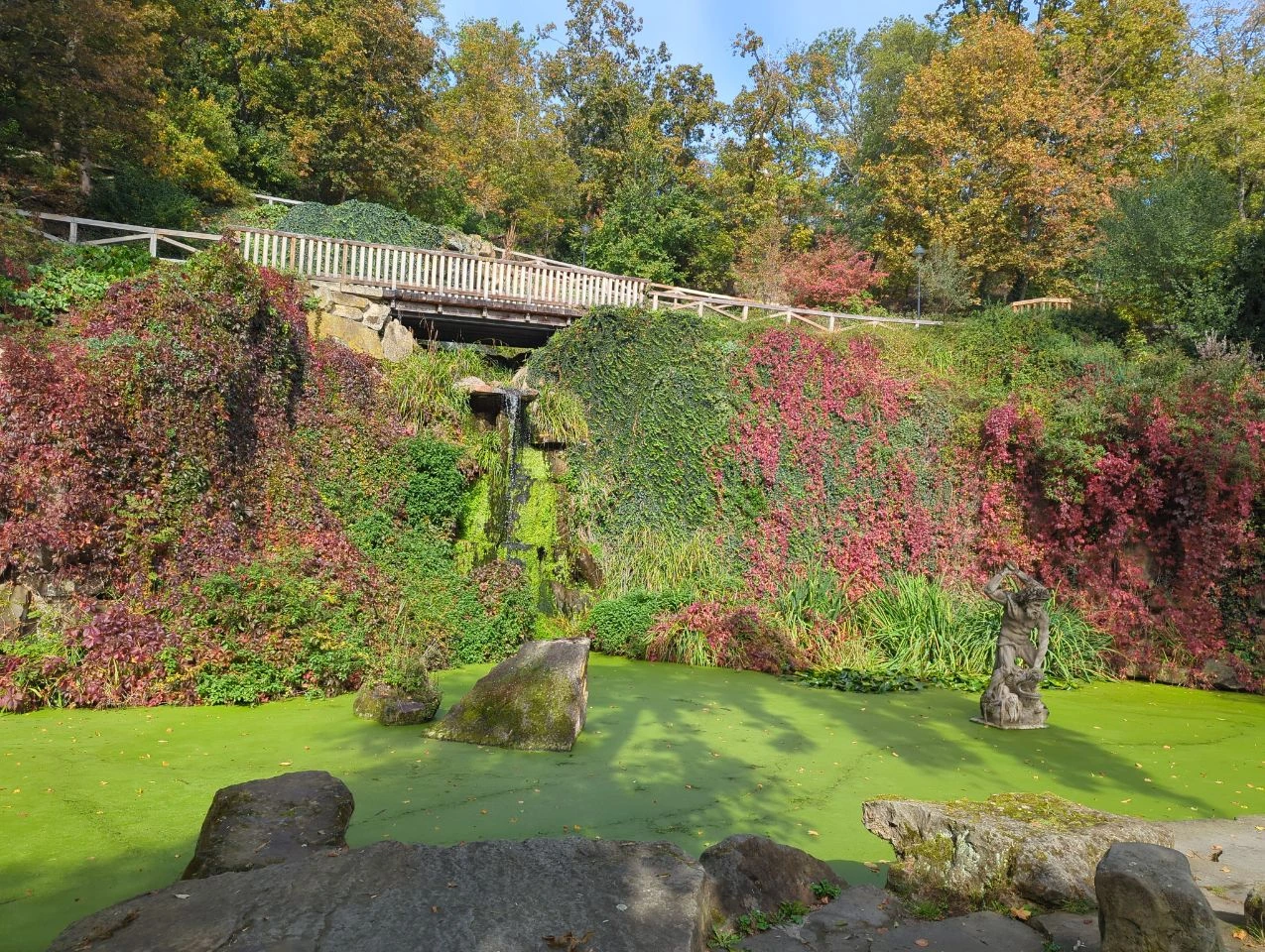 Estanque verde y cascada en un jardín de la colina de Praga