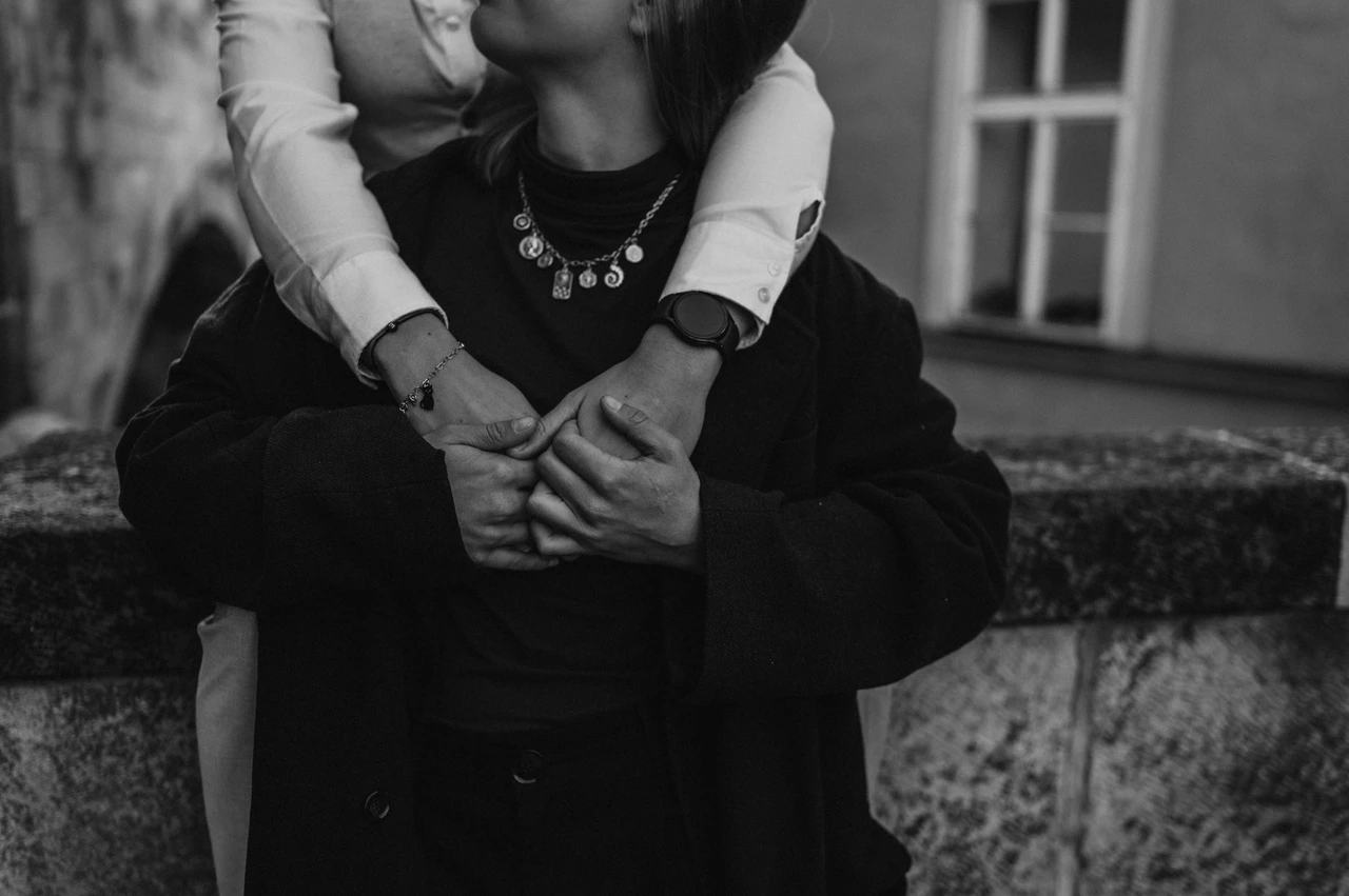 Prague couple photoshoot: black and white detail of the couple holding hands. Black and white detail of the couple holding hands during a couple photoshoot in Prague.