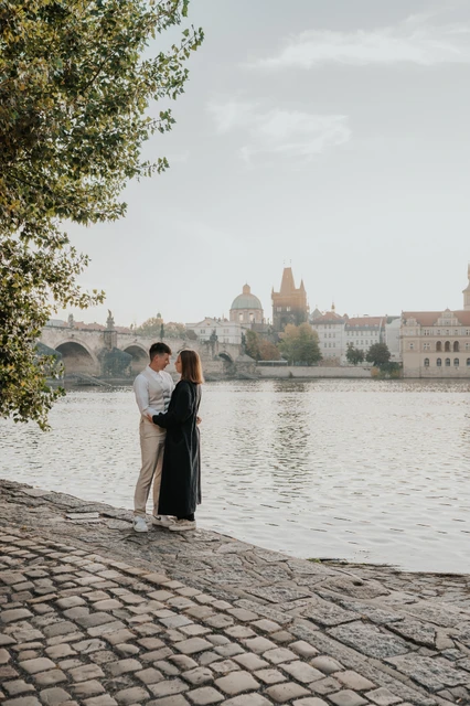 Prague couple photoshoot: couple kissing beside the Vltava in Kampa. Couple kissing beside the Vltava in Kampa during a couple photoshoot in Prague.