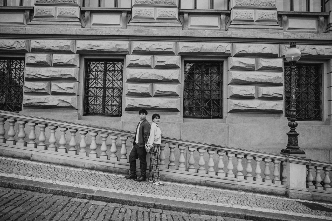 Prague couple photoshoot: black and white portrait against the museum facade. Black and white portrait against the museum facade during a couple photoshoot in Prague.