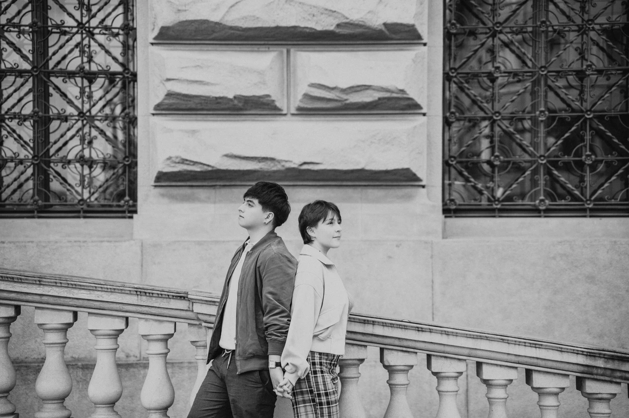 Prague couple photoshoot: black and white portrait of the couple back to back. Black and white portrait of the couple back to back during a couple photoshoot in Prague.