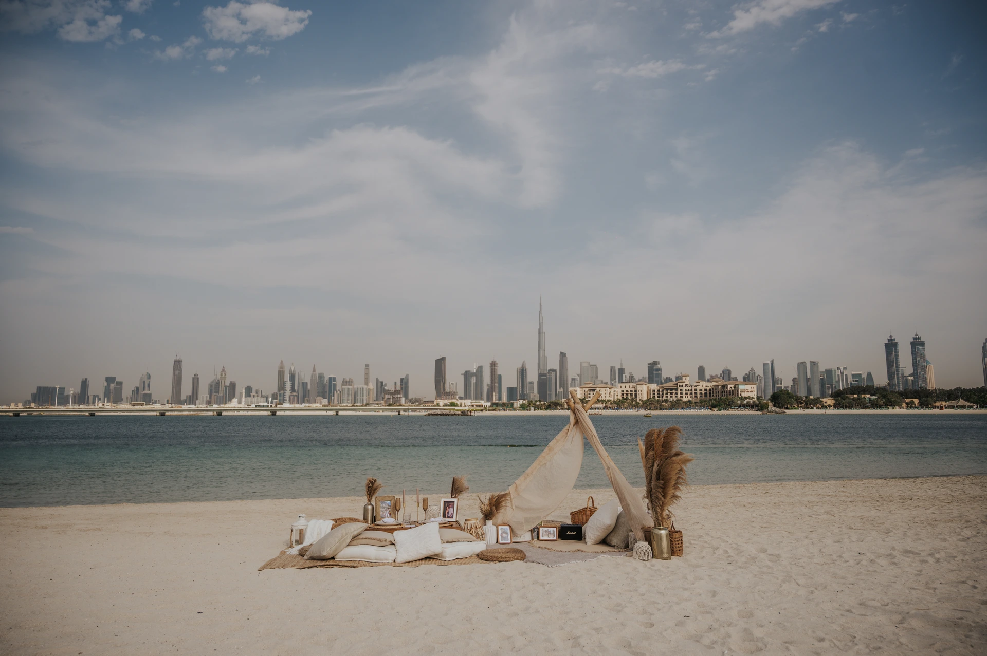 Una proposta di matrimonio durante un picnic romantico sulla spiaggia di Dubai.