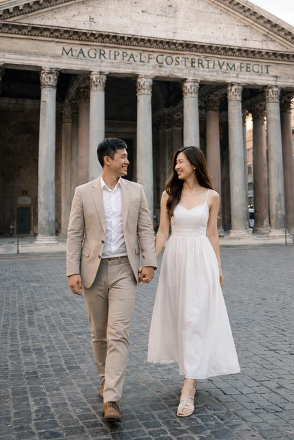 Un couple pendant une séance photo à Rome, capturé dans un style naturel et romantique.