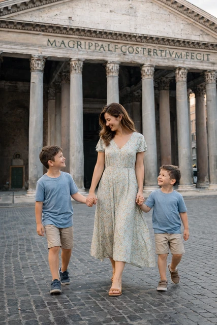 Un couple pendant une séance photo à Rome, capturé dans un style naturel et romantique.