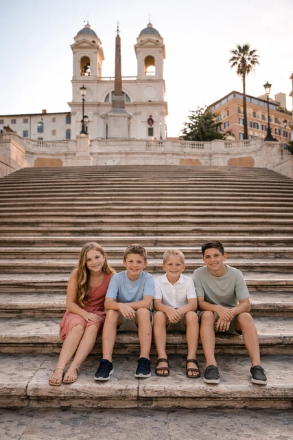 Un couple pendant une séance photo à Rome, capturé dans un style naturel et romantique.