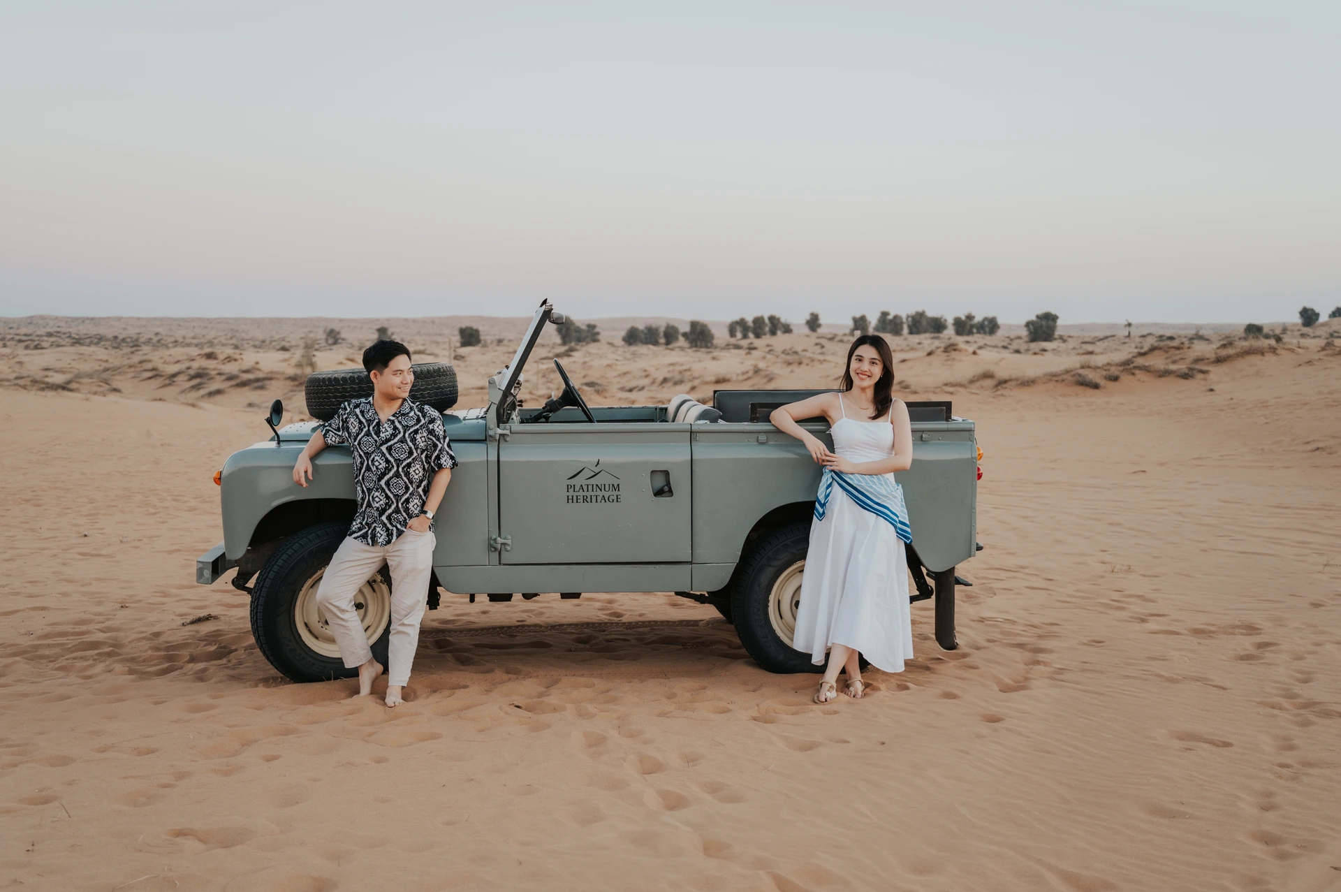 Séance photo à Dubai avec une voiture Platinum Heritage.