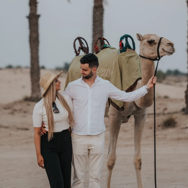 séance photo à Dubai Séance photo de couple à Dubai avec un chameau.